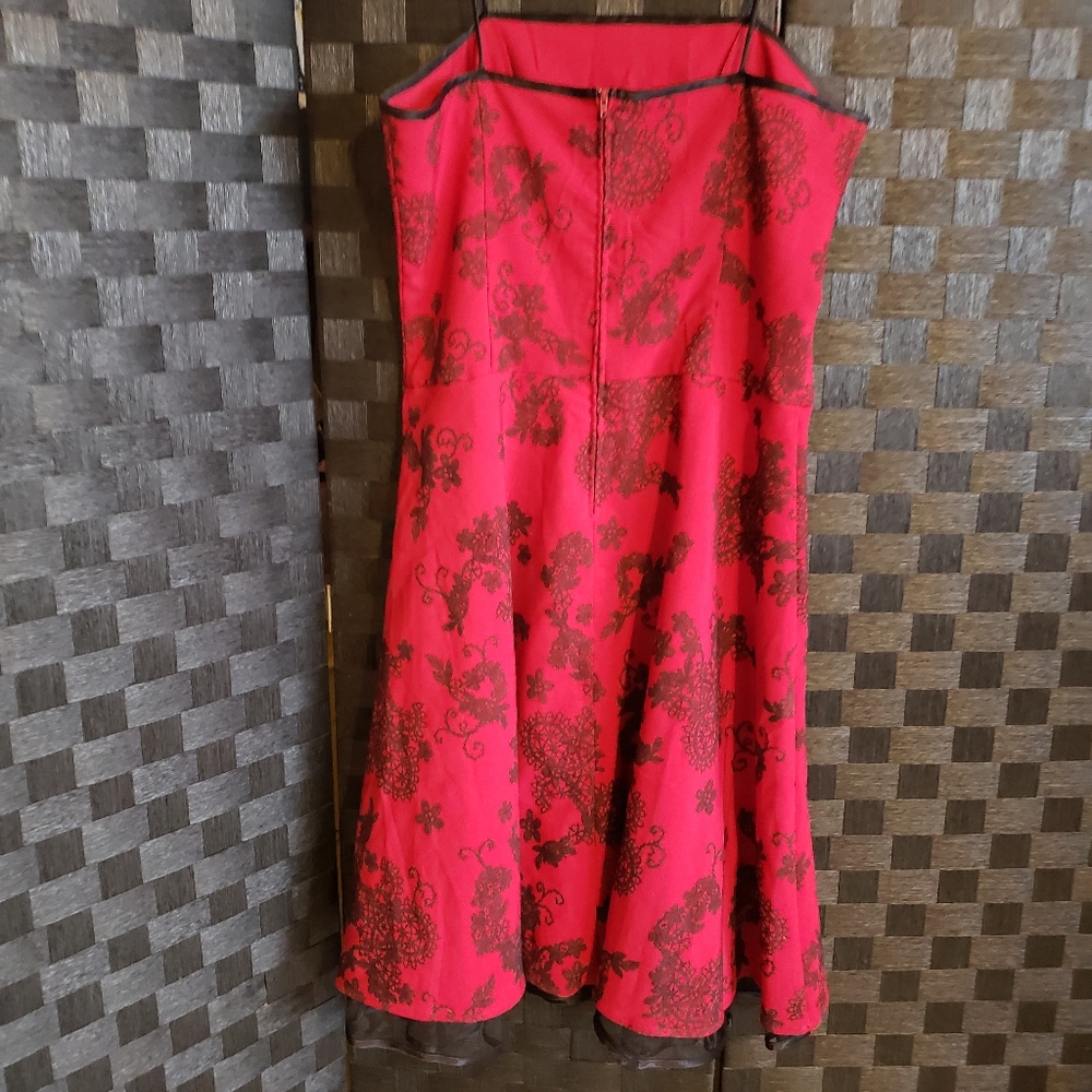 Red dress - Picture 2 of 2